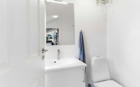 Eisa - 75M from the Sea: Parete, Interior Design, Idraulico Fixture, Pavimentazione, Pavimento, Bagno, Mobiletto Del Bagno, Lavello, Rubinetto, Soffitto