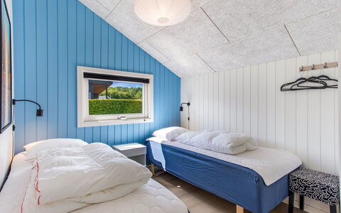 Eisa - 75M from the Sea: Camera Da Letto, Legna, Letto, Interior Design, Soffitto, Lenzuolo, Bedding, Pavimento, Telaio Del Letto, Casa