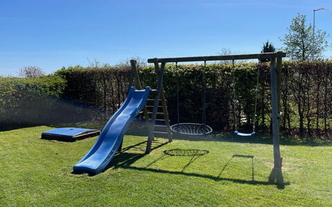 Reimund - 400M from the Sea: Attrezzatura Giochi All'Aperto, Spazio Pubblico, Campo Da Giuoco, Scivolo, Terreno Di Gioco, Shade, Tempo Libero, Giardino, Prato, Landscaping