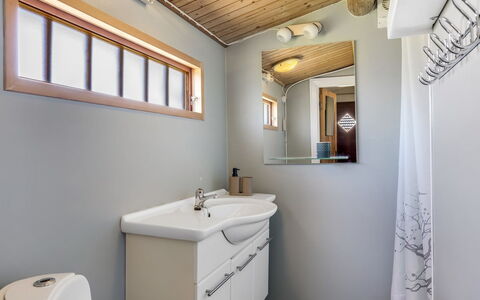 Reimund - 400M from the Sea: Idraulico Fixture, Interior Design, Soffitto, Lavello, Lavandino Del Bagno, Pavimentazione, Rubinetto, Bagno, Illuminazione, Pavimento
