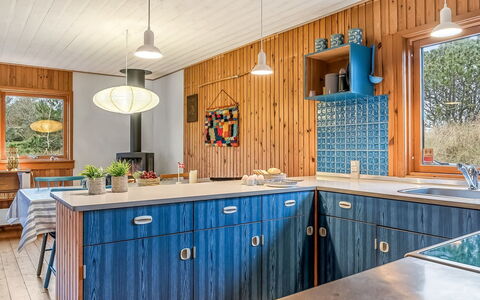 Anneka - 750M from the Sea: Legna, Cucina, Soffitto, Lampada, Color Legno, Controsoffitto, Latifoglie, Plank, Cabinetry, Materiali Naturali