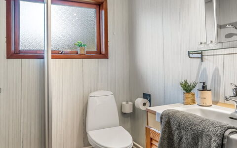 Anneka - 750M from the Sea: Idraulico Fixture, Bagno, Interior Design, Pavimentazione, Toilet Seat, Gabinetto, Pavimento, Lavello, Idraulico, Rubinetto