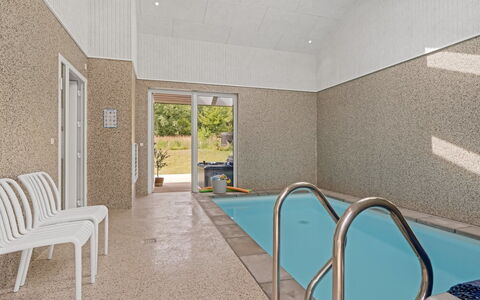 Berta - 2Km from the Sea: Pavimentazione, Pavimento, Piscina, Soffitto, Piastrella, Ricorrere, Hotel, Illuminazione Diurna