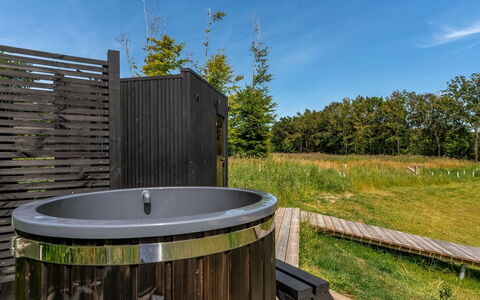 Berta - 2Km from the Sea: Latifoglie, Deck, Giardino, Cortile, Color Legno, Design, Backyard, Plank, Eco Hotel