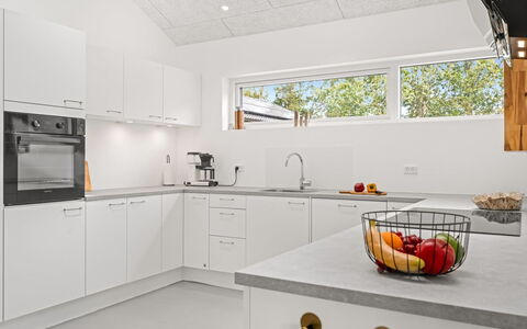 Berta - 2Km from the Sea: Cucina, Interior Design, Elettrodomestico Da Cucina, Pavimentazione, Controsoffitto, Apparecchio Major, Soffitto, Legna, Lampada, Cabinetry