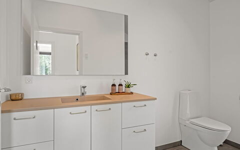 Berta - 2Km from the Sea: Lavandino Del Bagno, Pavimentazione, Idraulico Fixture, Pavimento, Bagno, Interior Design, Lavello, Mobiletto Del Bagno, Cabinetry, Specchio
