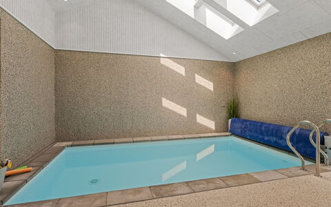 Berta - 2Km from the Sea: Pavimentazione, Pavimento, Interior Design, Materiale Composito, Soffitto, Piscina, Piastrella, Shade, Design, Illuminazione Diurna
