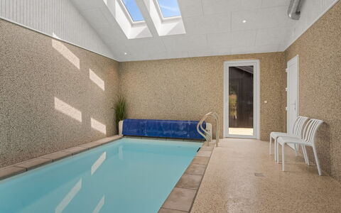 Berta - 2Km from the Sea: Pavimentazione, Pavimento, Piscina, Materiale Composito, Soffitto, Illuminazione Diurna, Ricorrere, Piastrella, Design, Color Legno