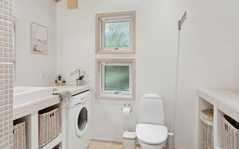 Angelika - 1.3Km from the Sea: Pavimentazione, Interior Design, Pavimento, Idraulico Fixture, Soffitto, Casa, Camera, Idraulico, Lavatrice, Bagno