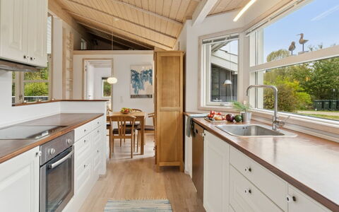 Angelika - 1.3Km from the Sea: Pavimentazione, Controsoffitto, Cucina, Interior Design, Legna, Pavimento, Soffitto, Mobilia, Cabinetry, Casa