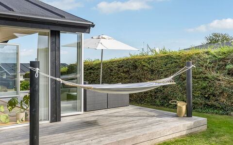 Hubertina - 75M from the Sea: Tetto, Casa, Casa, Villetta, Porta, Raccordo, Deck, Portico, Plank, Latifoglie