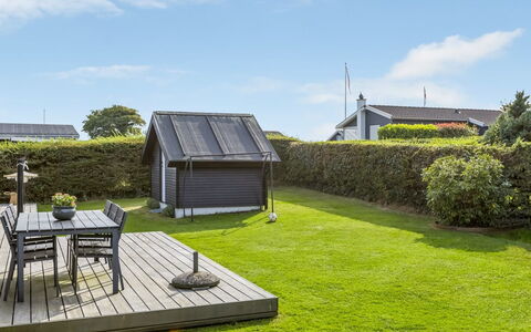 Hubertina - 75M from the Sea: Tetto, Casa, Casa, Villetta, Porta, Raccordo, Deck, Portico, Plank, Latifoglie