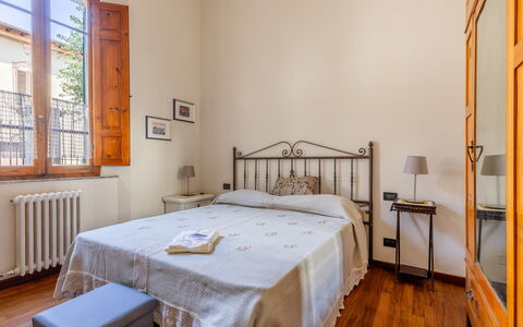 Casa Olivia With Garden And Wifi: Letto, Interior Design, Camera Da Letto, Parete, Mobilia, Legna, Pavimento, Pavimentazione, Camera, Lenzuolo