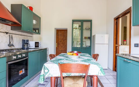 Casa Olivia With Garden And Wifi: Pavimentazione, Interior Design, Pavimento, Camera, Appartamento, Soffitto, Color Legno, Sedia, Cabinetry, Latifoglie