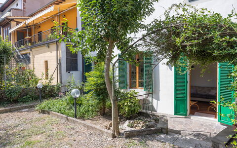 Casa Olivia With Garden And Wifi: Verde, Parete, Arbusto, Casa, Porta, Shade, Pianta Della Casa, Vaso Di Fiori, Balcone