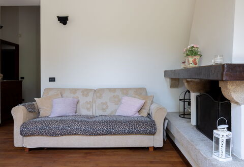 Casa Olivia With Garden And Wifi: Mobilia, Interior Design, Parete, Pavimentazione, Divano, Legna, Pavimento, Camera, Soggiorno, Illuminazione