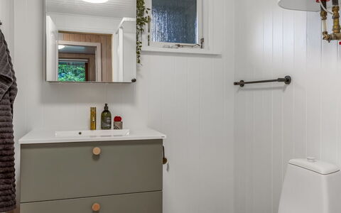 Tole - 2Km from the Sea: Pavimentazione, Idraulico Fixture, Bagno, Pavimento, Interior Design, Idraulico, Gabinetto, Mobiletto Del Bagno, Cabinetry, Lavello