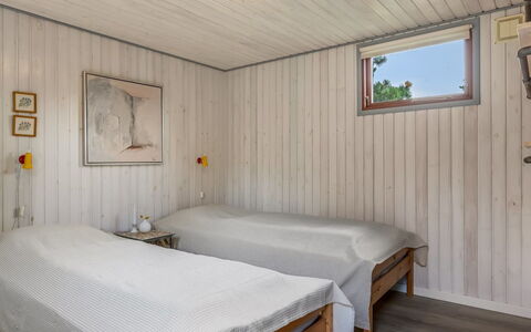 Tole - 2Km from the Sea: Legna, Pavimentazione, Pavimento, Camera Da Letto, Soffitto, Interior Design, Pavimento In Legno, Letto, Latifoglie, Porta