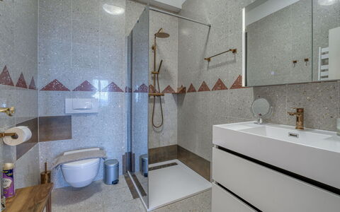 Design Jamar: Pavimentazione, Pavimento, Interior Design, Idraulico Fixture, Piastrella, Soffitto, Rubinetto, Materiale Composito, Bagno, Idraulico