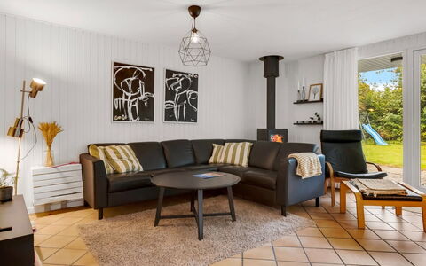 Ilsebet - 30Km from the Sea: Mobilia, Interior Design, Pavimentazione, Divano, Parete, Pavimento, Legna, Soggiorno, Soffitto, Camera