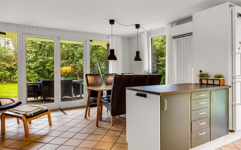 Ilsebet - 30Km from the Sea: Mobilia, Pavimentazione, Interior Design, Pavimento, Legna, Sedia, Soffitto, Cucina, Controsoffitto, Cucina & Sala Da Pranzo Tavolo