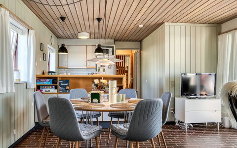 Enwald - 700M from the Sea: Mobilia, Interior Design, Legna, Pavimentazione, Soffitto, Sedia, Cucina & Sala Da Pranzo Tavolo, Lampada, Tavolo, Sala Da Pranzo