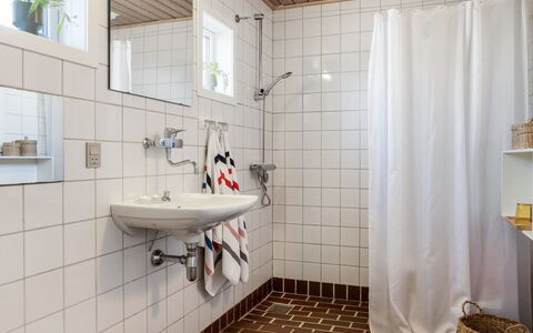 Enwald - 700M from the Sea: Parete, Pavimentazione, Interior Design, Bagno, Idraulico Fixture, Pavimento, Idraulico, Piastrella, Rubinetto, Lavello