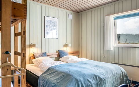 Enwald - 700M from the Sea: Letto, Camera Da Letto, Bedding, Lenzuolo, Interior Design, Legna, Soffitto, Mobilia, Telaio Del Letto, Pavimento