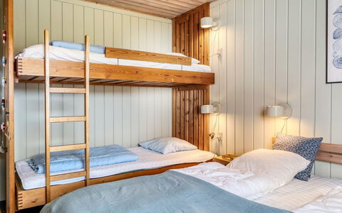 Enwald - 700M from the Sea: Letto, Camera Da Letto, Lenzuolo, Bedding, Interior Design, Legna, Mobilia, Letto A Castello, Soffitto, Tessile