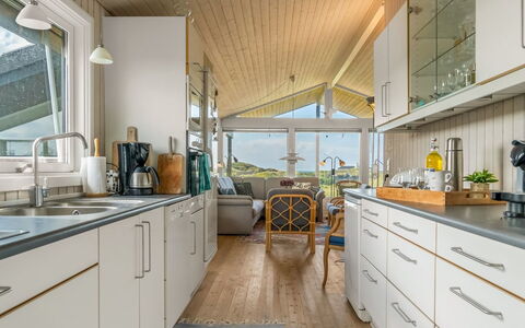 Myrna - 250M from the Sea: Pavimentazione, Interior Design, Soffitto, Cucina, Pavimento, Controsoffitto, Pavimento In Legno, Cabinetry, Color Legno, Latifoglie