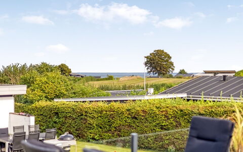 Arnia - 250M from the Sea: Villetta, Backyard, Cortile, Edifici Giardino, Capannone, Raccordo, Mobili Da Esterno, Log Cabin, Struttura Esterna, Baracca