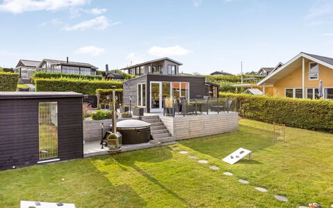 Arnia - 250M from the Sea: Villetta, Backyard, Cortile, Edifici Giardino, Capannone, Raccordo, Mobili Da Esterno, Log Cabin, Struttura Esterna, Baracca