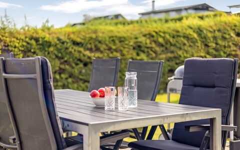 Arnia - 250M from the Sea: Villetta, Backyard, Cortile, Edifici Giardino, Capannone, Raccordo, Mobili Da Esterno, Log Cabin, Struttura Esterna, Baracca