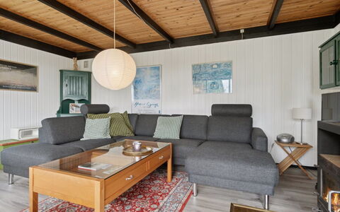 Joon - 100M from the Sea: Mobilia, Interior Design, Legna, Pavimentazione, Pavimento, Divano, Soffitto, Soggiorno, Pavimento In Legno, Casa