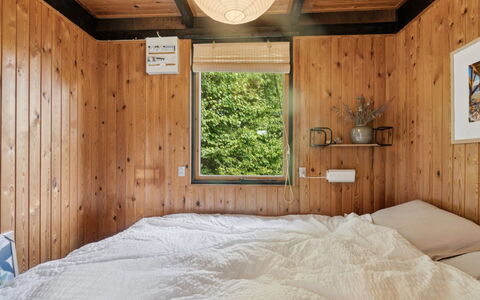 Joon - 100M from the Sea: Camera Da Letto, Legna, Interior Design, Letto, Pavimentazione, Pavimento, Lenzuolo, Bedding, Soffitto, Mobilia