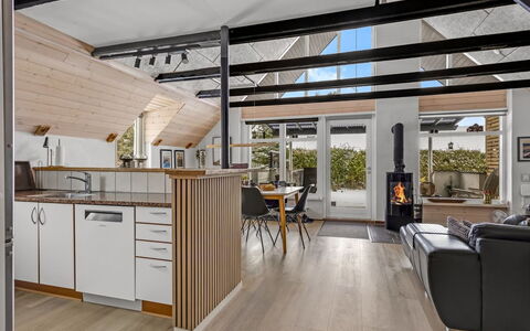 Milutin - 650M from the Sea: Pavimentazione, Legna, Interior Design, Pavimento, Pavimento In Legno, Soffitto, Mobilia, Illuminazione, Cucina, Pavimento Laminato