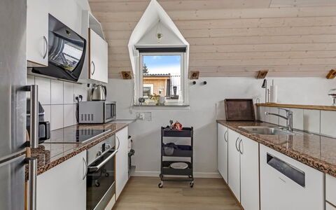 Milutin - 650M from the Sea: Legna, Casa, Mobilia, Cucina, Controsoffitto, Soffitto, Appartamento, Cabinetry, Apparecchio Major, Camera