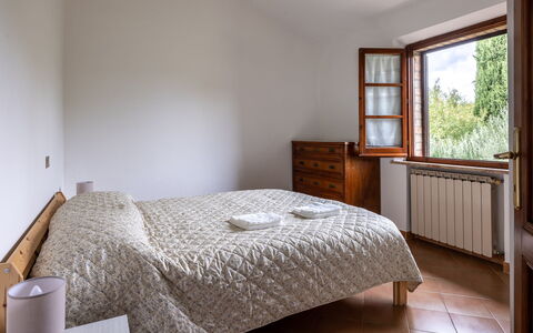 Oliveto Del Cantarello: Letto, Camera Da Letto, Bedding, Lenzuolo, Interior Design, Parete, Legna, Mobilia, Biancheria, Camera