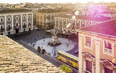 Penthouse: Costruzione, Città, Zona Urbana, Cittadina, Spazio Pubblico, Architettura, Strada, La Piazza Cittadina, Insediamento Umano, Uso Misto