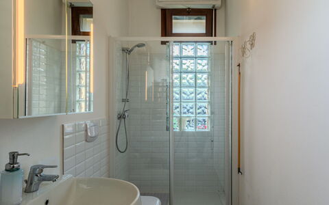 Bonnyvista: Parete, Interior Design, Bagno, Idraulico Fixture, Pavimentazione, Lavandino Del Bagno, Pavimento, Soffitto, Idraulico, Illuminazione