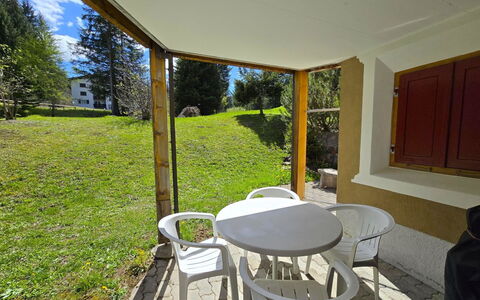 Ferienwohnung Selva: Legna, Pavimentazione, Interior Design, Pavimento, Mobilia, Color Legno, Soffitto, Sedia, Camera, Latifoglie