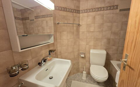 Ferienwohnung Selva: Bagno, Toilet Seat, Idraulico Fixture, Pavimentazione, Pavimento, Lavandino Del Bagno, Gabinetto, Lavello, Interior Design, Rubinetto