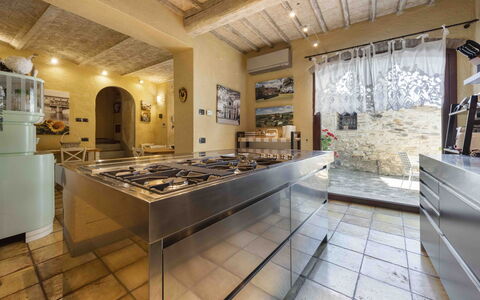 Villa Belchianti: Cucina, Interior Design, Pavimentazione, Controsoffitto, Soffitto, Mobilia, Illuminazione, Pavimento, Camera, Elettrodomestico Da Cucina