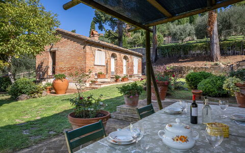 Maria Gabriella Holiday Home In Monticchiello: Brick, Villetta, Hacienda, Vaso Di Fiori, Pianta Della Casa, Backyard, Cibo, Sedia, Agriturismo, Villa