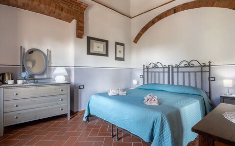 Maria Gabriella Holiday Home In Monticchiello: Mobilia, Interior Design, Soffitto, Camera, Camera Da Letto, Letto, Biancheria, Telaio Del Letto, Bedding, Sedia