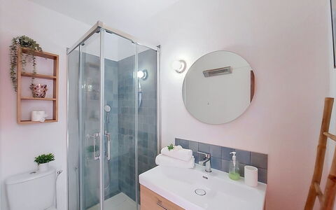 Le Barcarès 255: Bagno, Idraulico Fixture, Interior Design, Pavimentazione, Pavimento, Lavandino Del Bagno, Gabinetto, Mobiletto Del Bagno, Specchio, Idraulico
