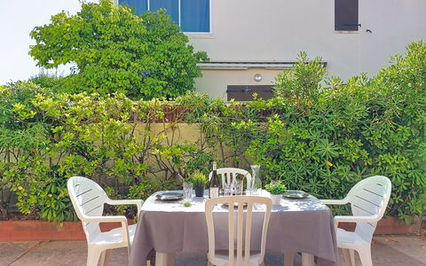 Le Barcarès 255: Mobilia, Sedia, Tavolo Esterno, Mobili Da Esterno, Shade, Cucina & Sala Da Pranzo Tavolo, Giardino, Cortile, Landscaping, Backyard