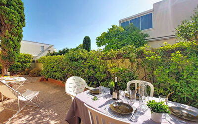 Le Barcarès 255: Arbusto, Giardino, Landscaping, Cortile, Sedia, Shade, Hacienda, Backyard, Mobili Da Esterno, Cortile