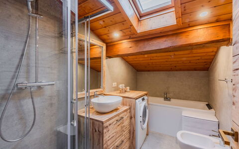 Mansarda in Legno San Rocco: Pavimentazione, Pavimento, Idraulico Fixture, Legna, Interior Design, Soffitto, Camera, Rubinetto, Idraulico, Bagno