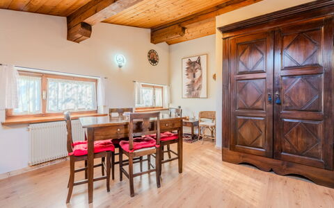 Mansarda in Legno San Rocco: Interior Design, Pavimentazione, Legna, Pavimento, Pavimento In Legno, Soffitto, Mobilia, Camera, Illuminazione, Latifoglie